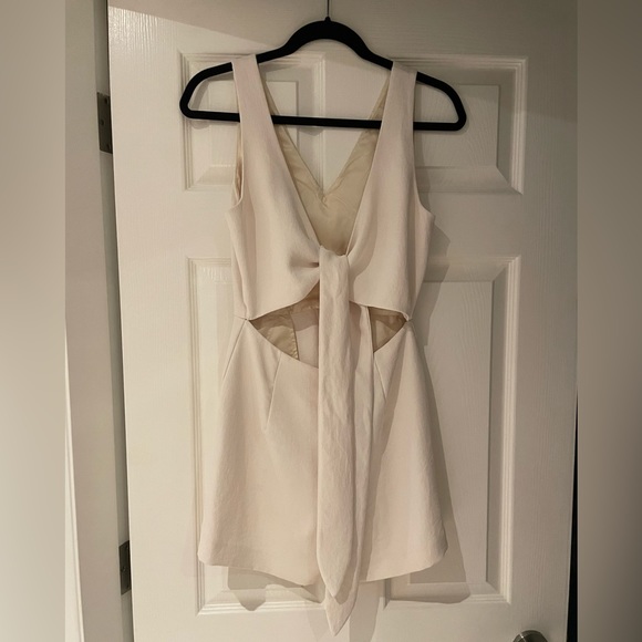 Selling a beautiful classic fun loved romper in size 4. Perfect for sprg/summer - Picture 2 of 4